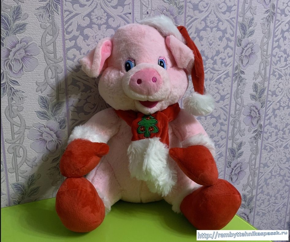 Мягкая детская поющая игрушка Свинка Маринка в колпаке, символ 2019 года
